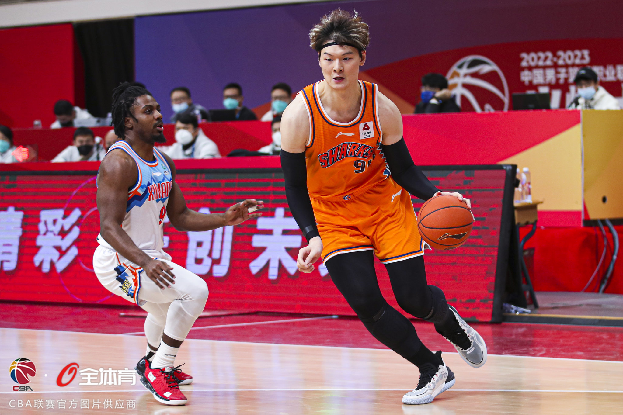 CBA常规赛第17轮：王哲林27分19篮板，上海久事98-86战胜新疆伊力王酒