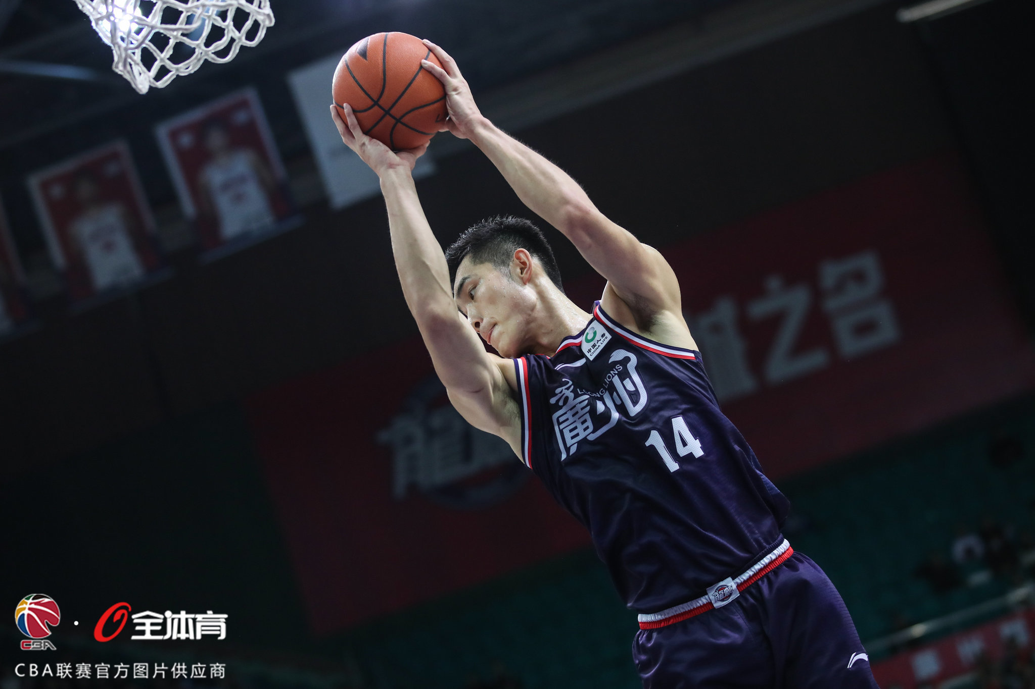 广州龙狮6人得分上双 广州龙狮109-96力克深圳马可波罗 布朗34分7篮板5助攻